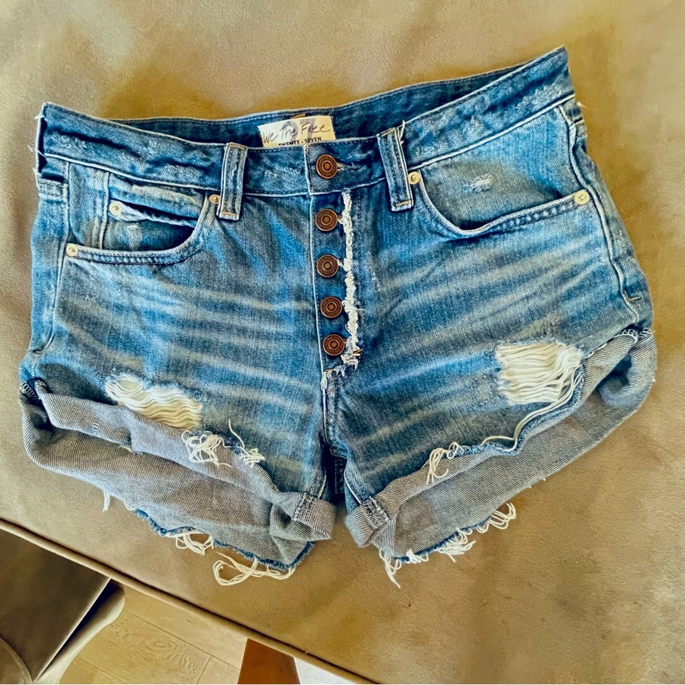 Free People 5 button sexy bandit look jean shorts. Great condition.. Size 27 - Picture 1 of 4
